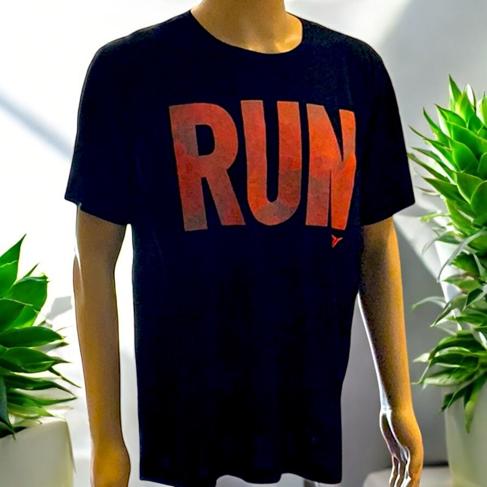 Old Navy Men's Active “RUN” Graphic Go-Dry T-Shirt - Picture 13 of 16